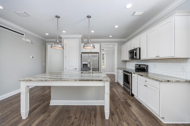 kitchen with sink, an island with sink, appliances with stainless steel finishes, decorative light fixtures, and white cabinetry