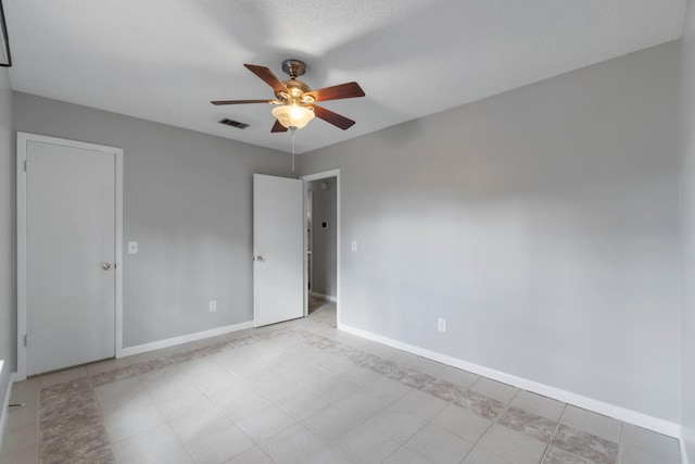 empty room featuring ceiling fan