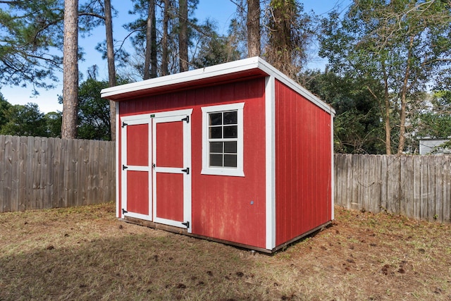 view of outdoor structure featuring a yard