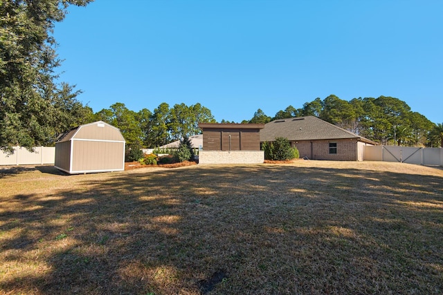 view of yard featuring a storage unit