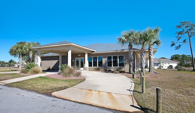 view of front facade with a front yard