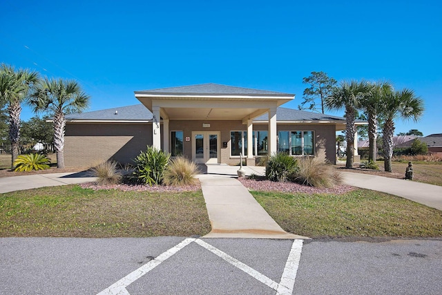 view of front facade with a front lawn