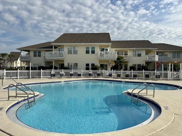 view of swimming pool