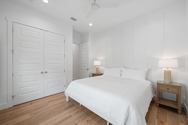 bedroom with light wood-type flooring, a closet, recessed lighting, and ceiling fan