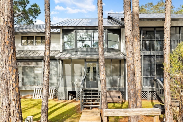 view of front of house featuring a front lawn