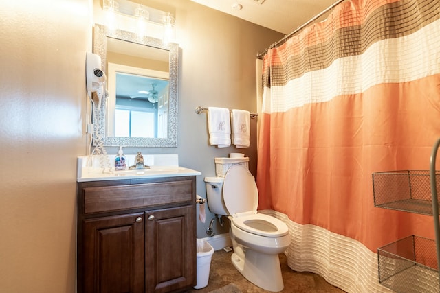 bathroom with curtained shower, toilet, and vanity