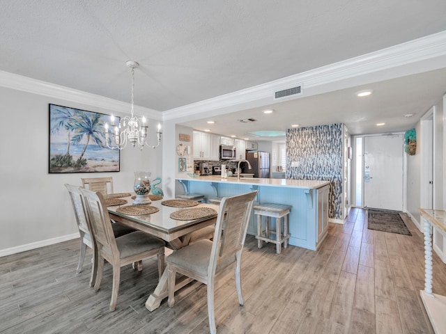 dining area featuring crown molding, recessed lighting, visible vents, light wood-type flooring, and baseboards