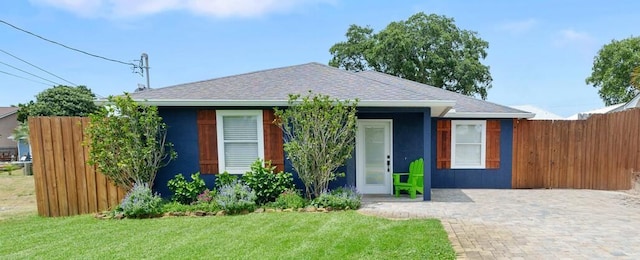 view of front facade featuring a front yard