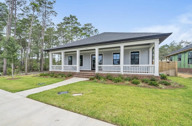 view of front of property featuring a front lawn