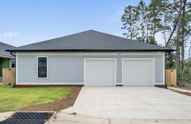 view of front facade featuring a front yard and a garage