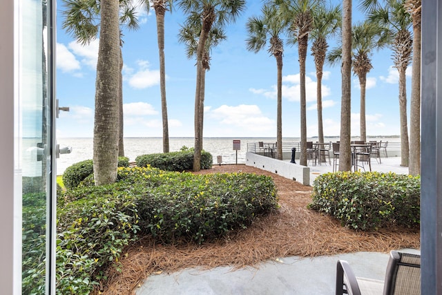 view of yard featuring a water view