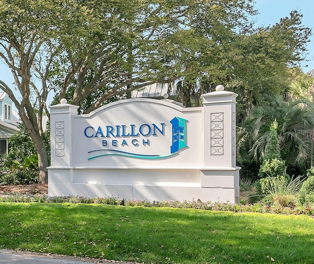 community sign with a lawn