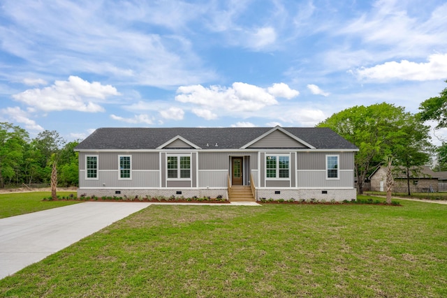 view of front facade featuring a front lawn