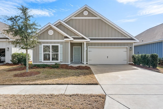 view of front facade featuring a front yard and a garage