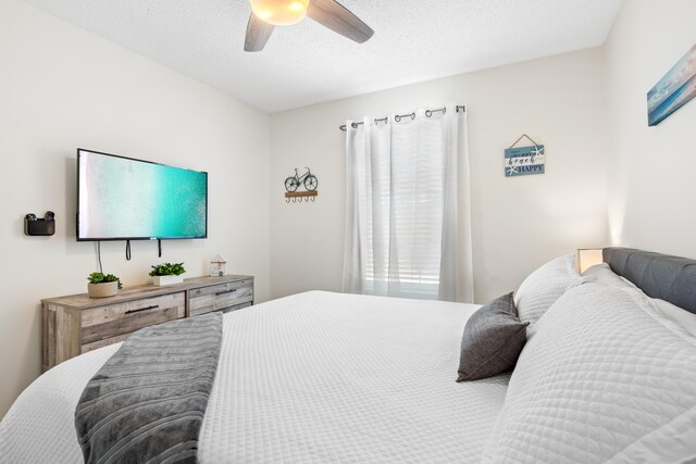 bedroom featuring a textured ceiling and ceiling fan