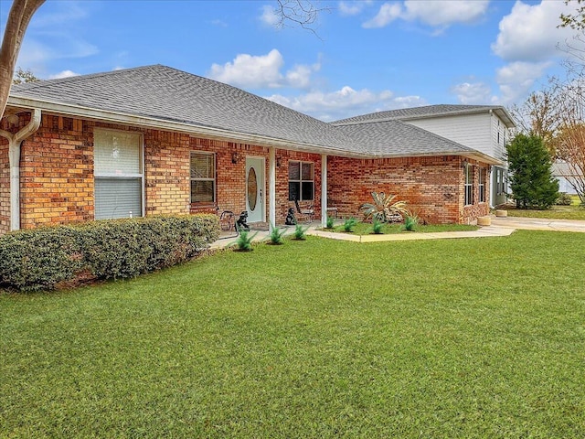 ranch-style home featuring a front lawn