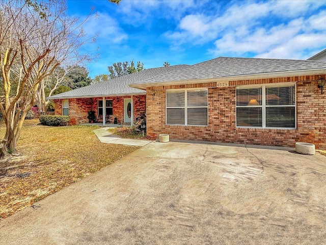 view of front of property featuring a front yard