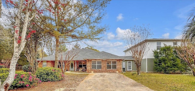 view of front of home featuring a front yard