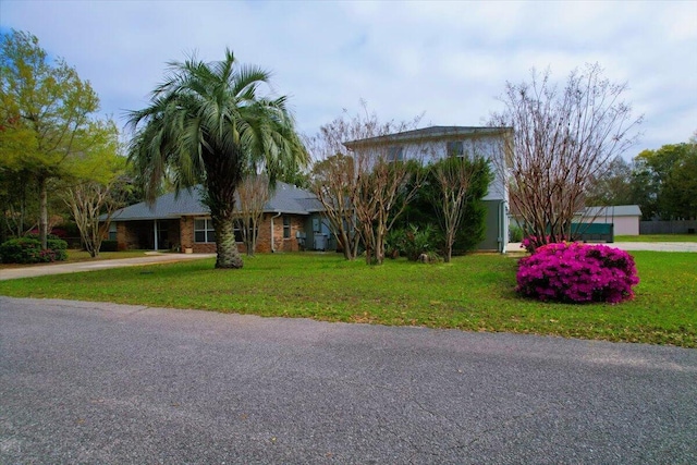 view of front of property featuring a front lawn