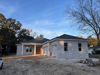 view of front facade featuring a garage