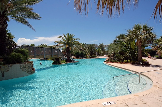 view of swimming pool