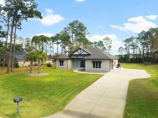 view of front of house featuring a front lawn