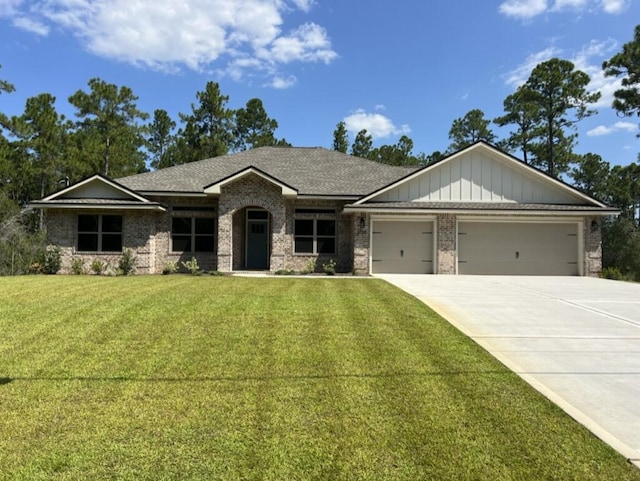 view of front facade featuring a front yard and a garage