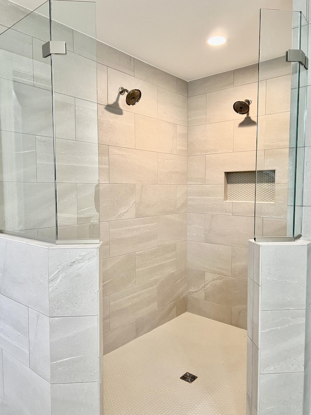 bathroom featuring a tile shower