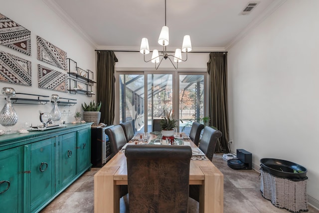 dining space featuring visible vents, baseboards, a notable chandelier, and crown molding