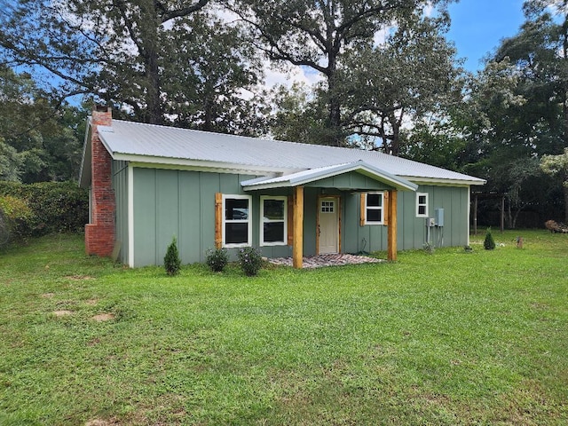 view of front of property with a front yard