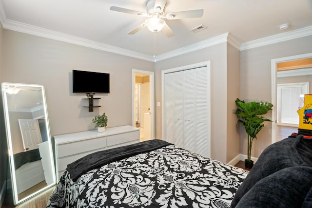 bedroom with ornamental molding, a closet, and ceiling fan