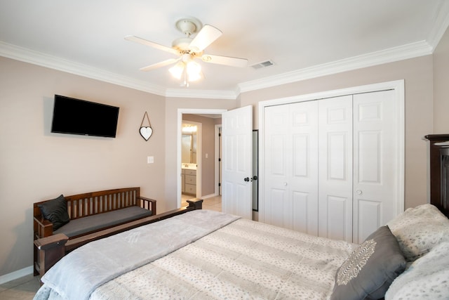 bedroom with crown molding, ceiling fan, and a closet