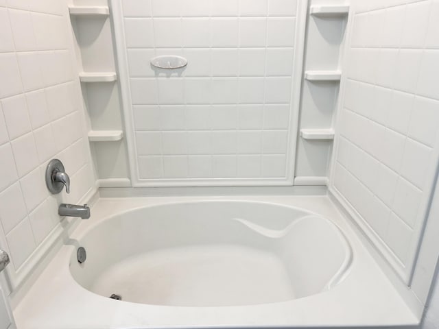 bathroom with tiled shower / bath combo