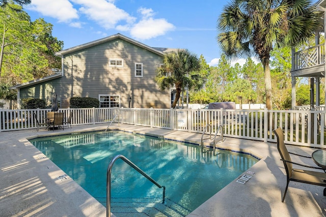 view of swimming pool