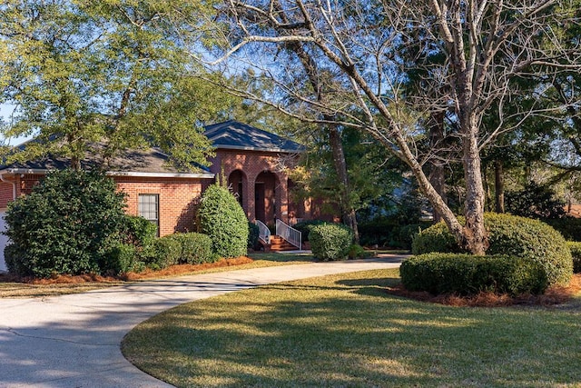 view of front facade with a front yard