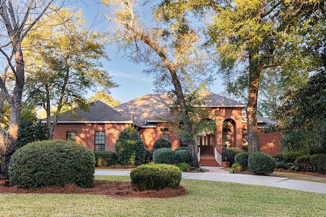 view of front of property with a front yard