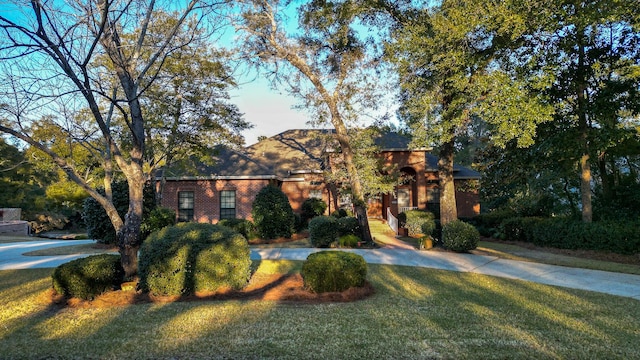 view of front facade with a front yard