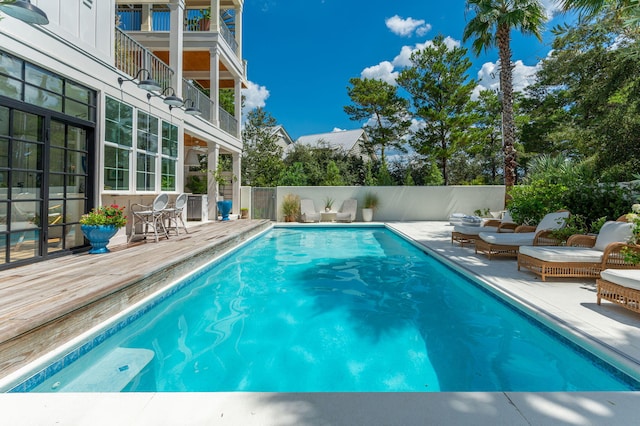 view of swimming pool