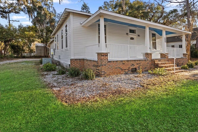 view of front facade featuring a front lawn and a porch