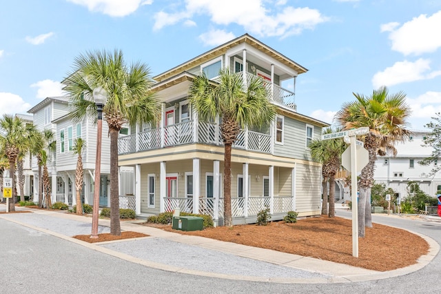 view of front of property featuring a balcony