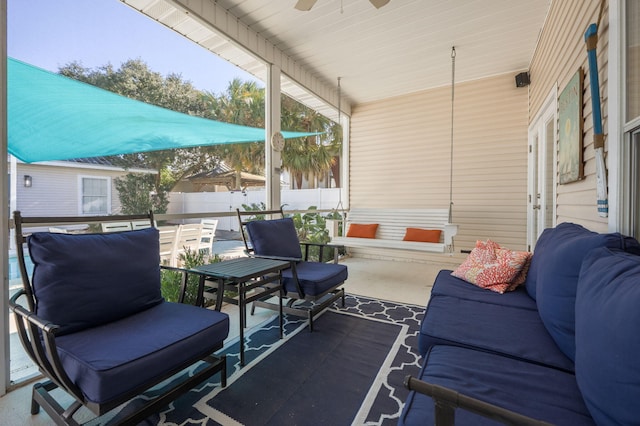 sunroom with ceiling fan