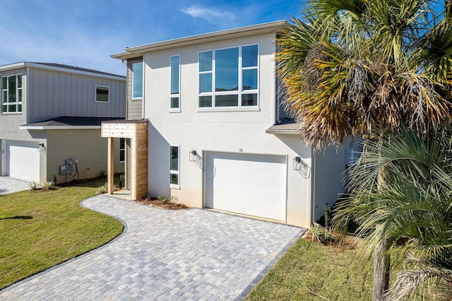 view of front facade featuring a front lawn and a garage