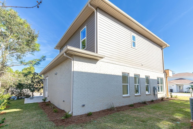 view of side of property featuring a lawn