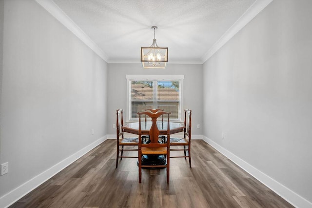 dining room featuring crown molding, a notable chandelier, and dark hardwood / wood-style floors