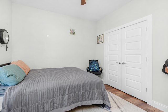 bedroom featuring ceiling fan, hardwood / wood-style floors, and a closet