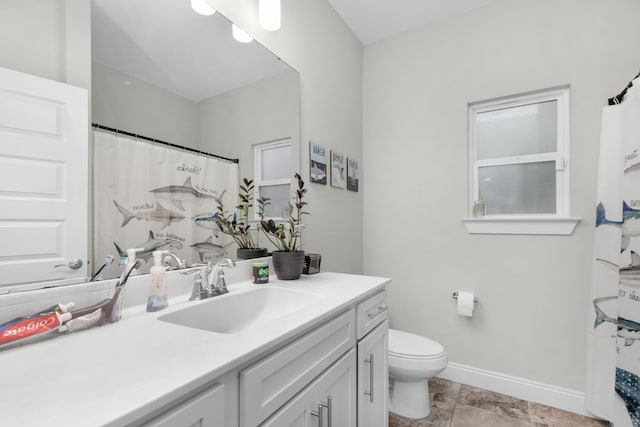 bathroom featuring toilet, a shower with shower curtain, and vanity