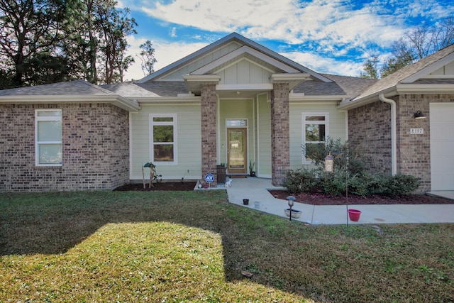 view of front of property featuring a front lawn and a garage