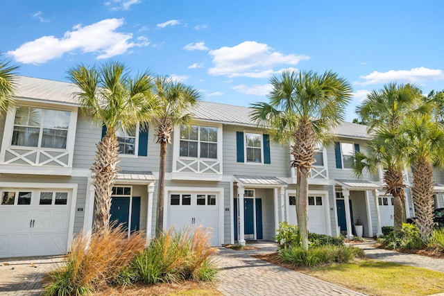 townhome / multi-family property featuring a garage