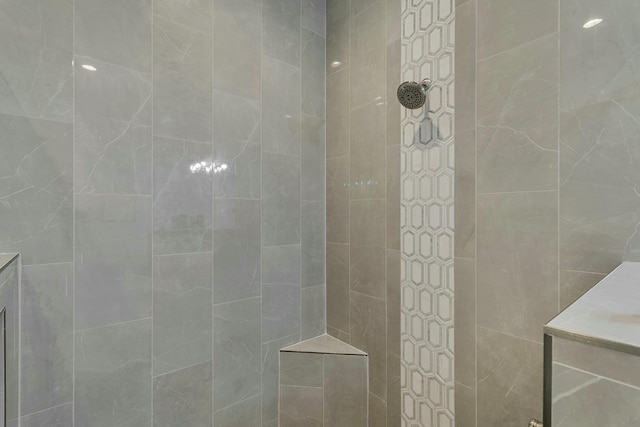 bathroom featuring a tile shower