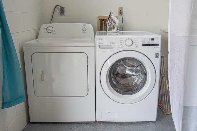 laundry room featuring washer and clothes dryer